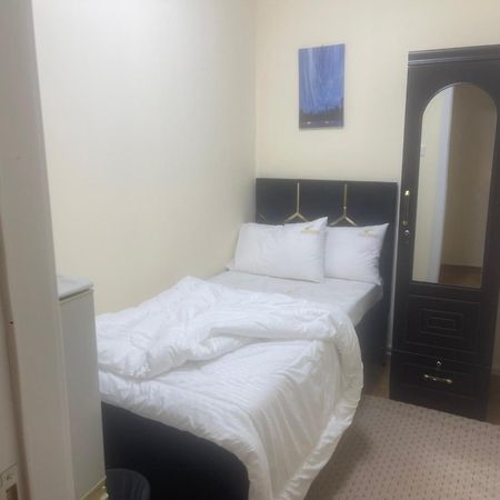 Four Stars Hostel Дубай Екстериор снимка