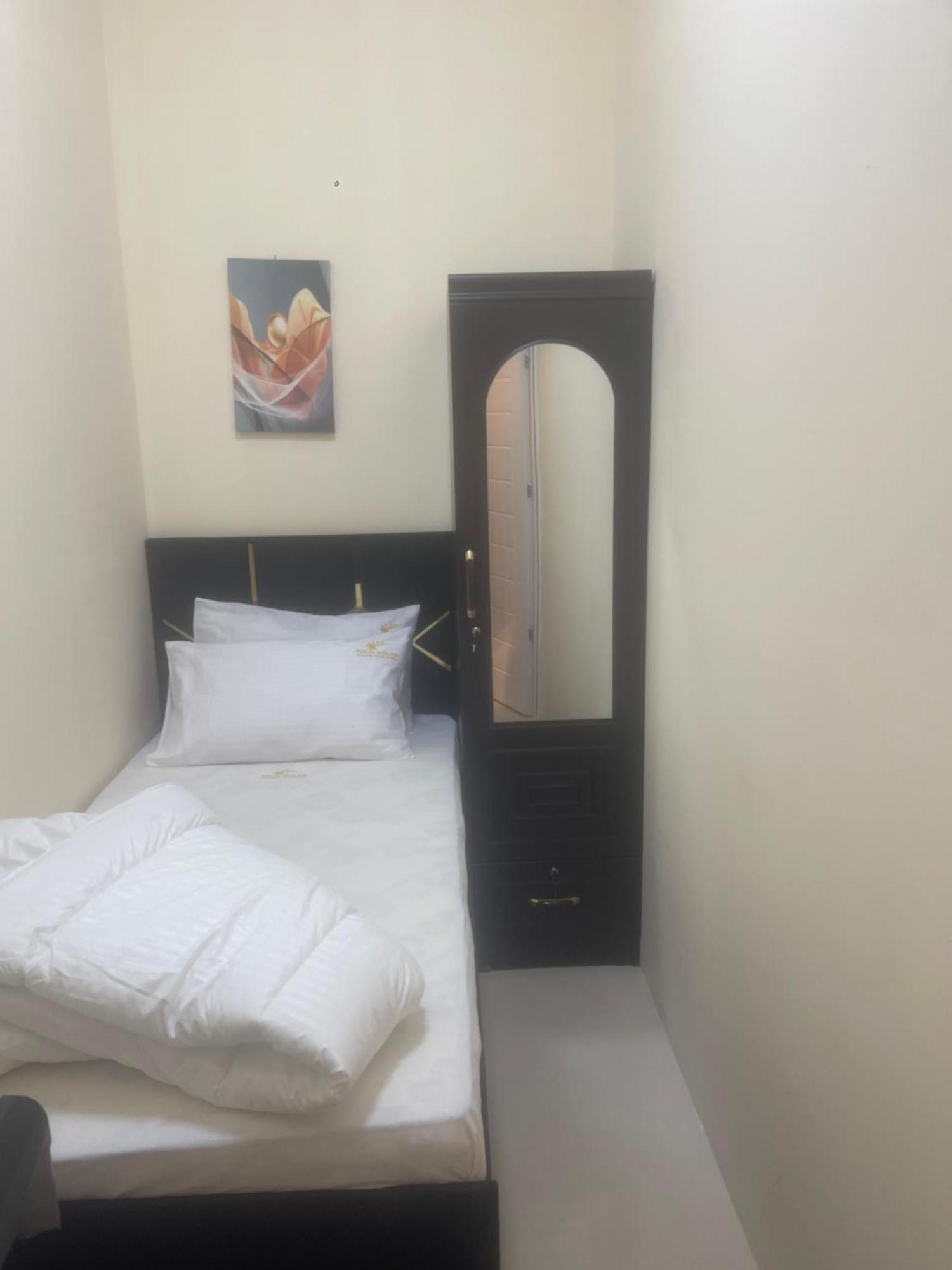 Four Stars Hostel Дубай Екстериор снимка
