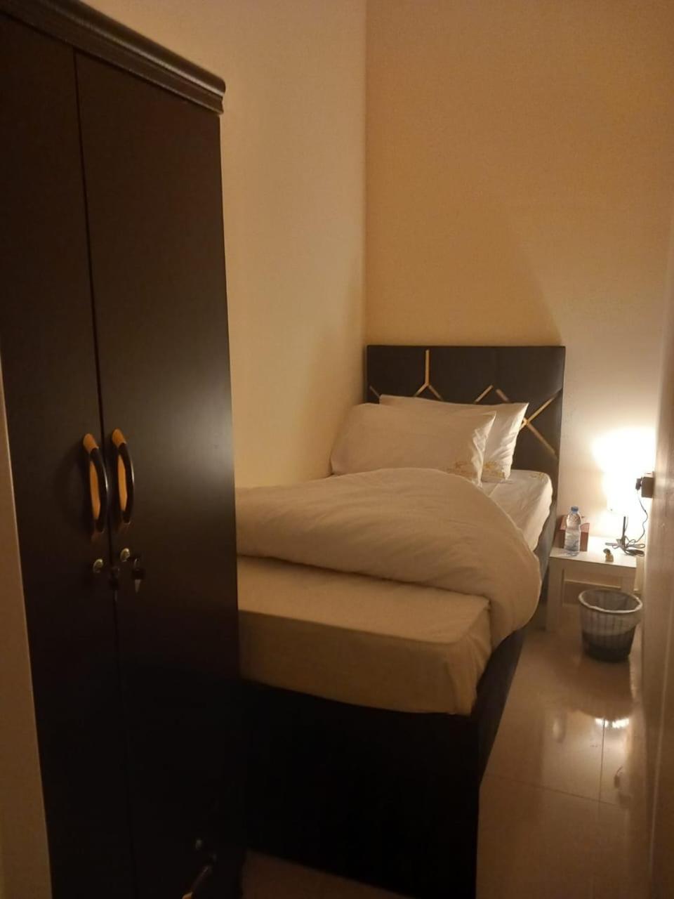 Four Stars Hostel Дубай Екстериор снимка