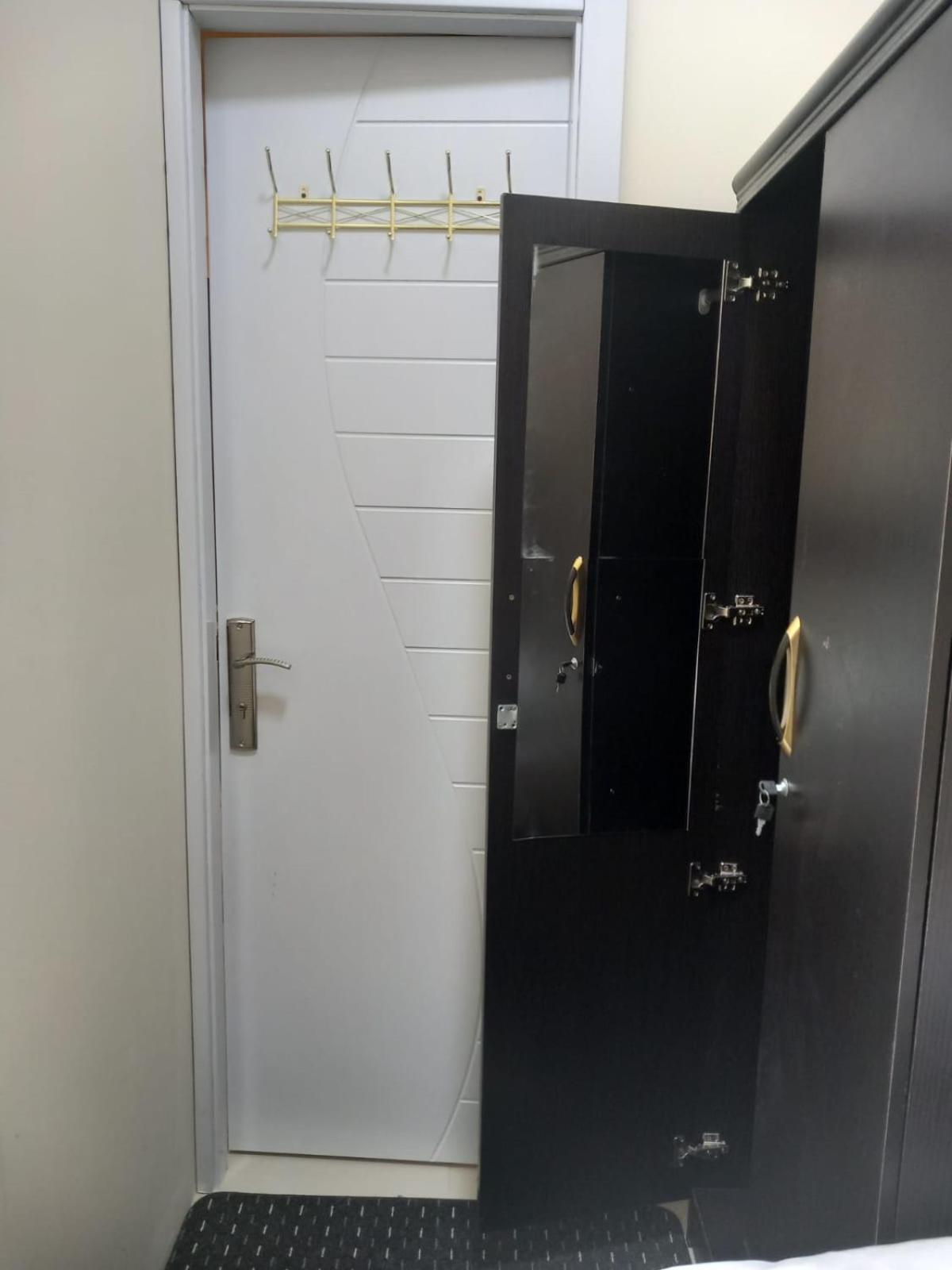 Four Stars Hostel Дубай Екстериор снимка
