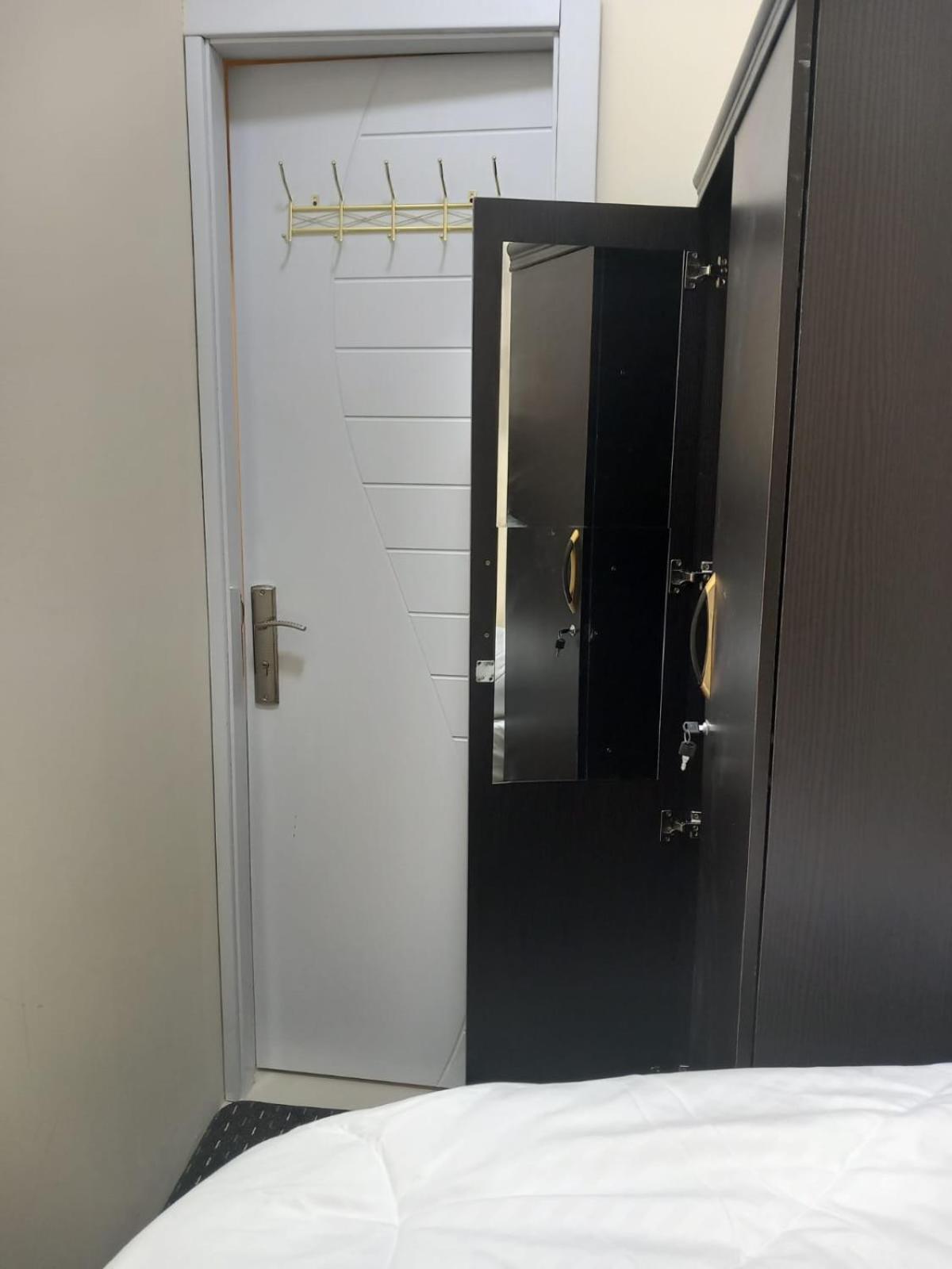 Four Stars Hostel Дубай Екстериор снимка