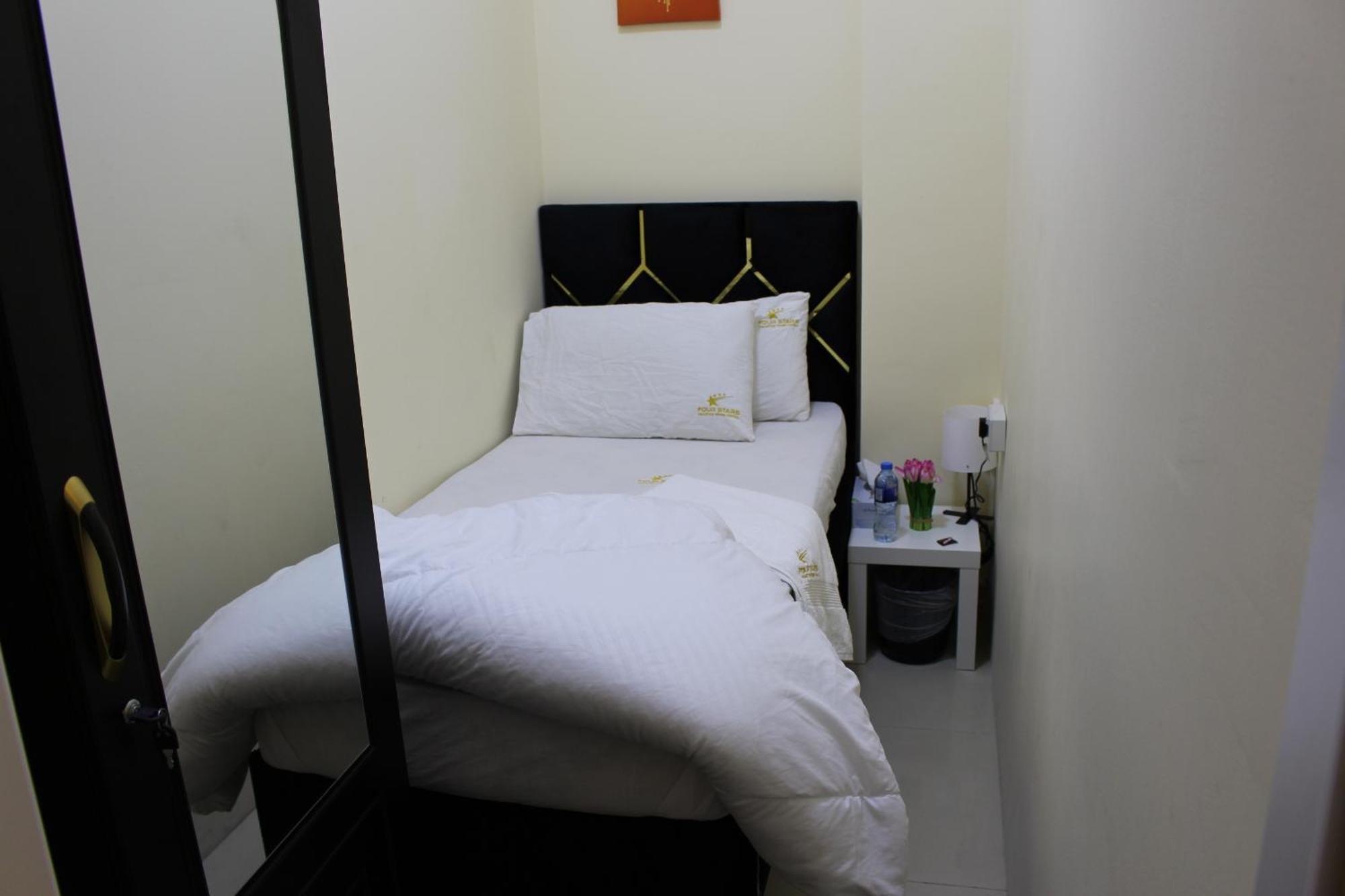 Four Stars Hostel Дубай Екстериор снимка