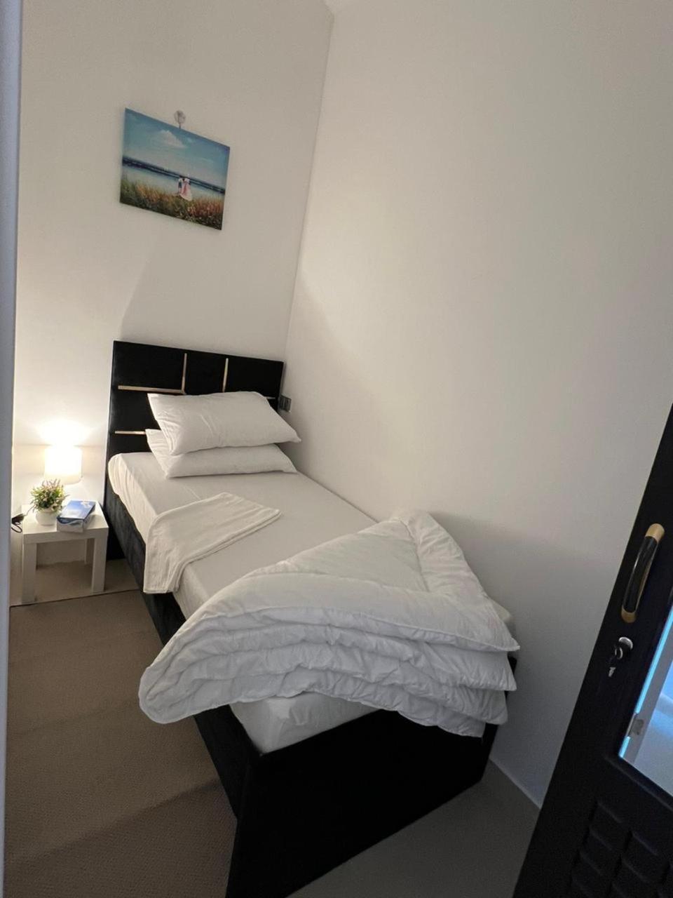 Four Stars Hostel Дубай Екстериор снимка